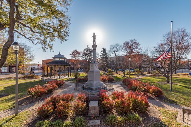 308 Fieldstone Drive, Woodstock, IL 60098