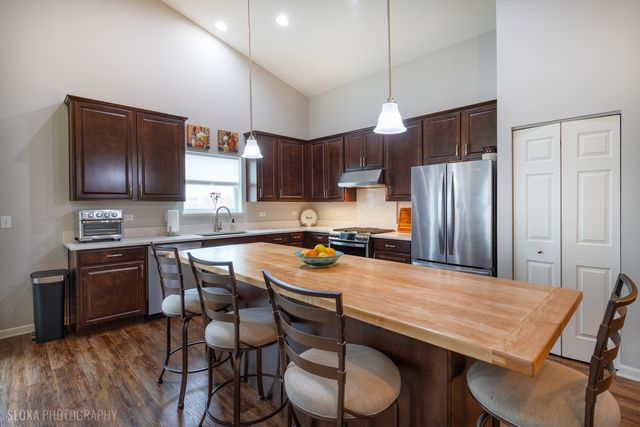 308 Fieldstone Drive, Woodstock, IL 60098