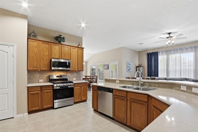 619 Castle Cove Lane, League City, TX 77573