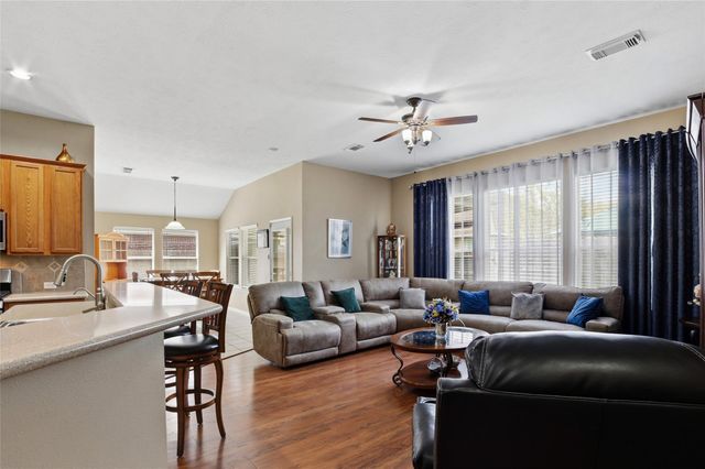 619 Castle Cove Lane, League City, TX 77573