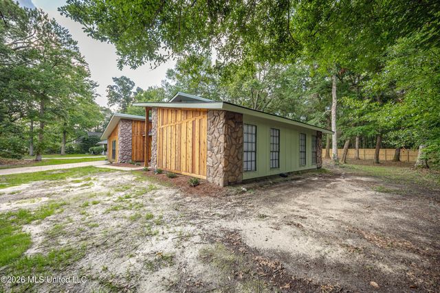106 Booth Circle, Ocean Springs, MS 39564