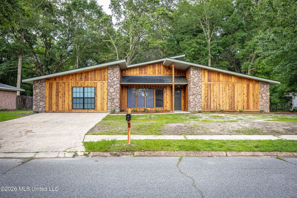 106 Booth Circle, Ocean Springs, MS 39564