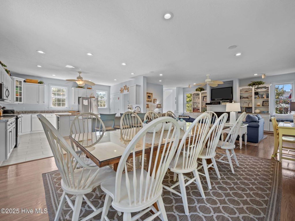 Image 12 of property listing at 9902 Colonel Hanson Court, Emerald Isle, NC 28594