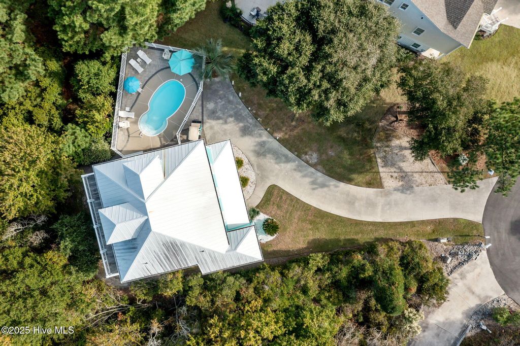 Image 5 of property listing at 9902 Colonel Hanson Court, Emerald Isle, NC 28594