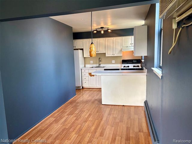 1669 Cass Lake Road D, Keego Harbor, MI 48320