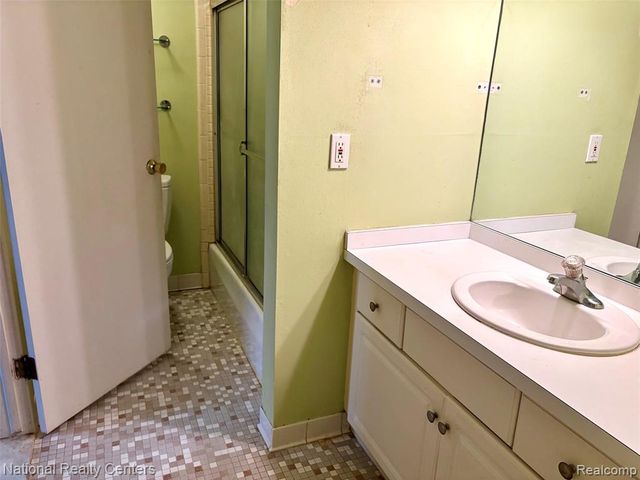 1669 Cass Lake Road D, Keego Harbor, MI 48320