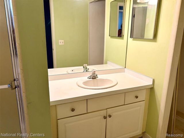 1669 Cass Lake Road D, Keego Harbor, MI 48320