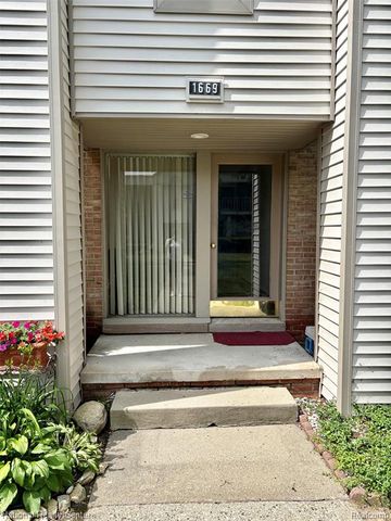 1669 Cass Lake Road D, Keego Harbor, MI 48320