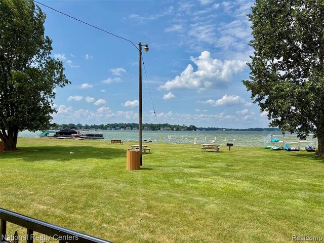 1669 Cass Lake Road D, Keego Harbor, MI 48320
