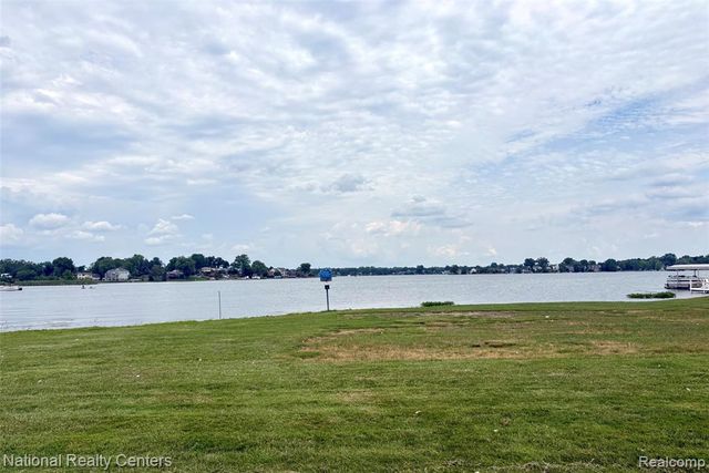 1669 Cass Lake Road D, Keego Harbor, MI 48320