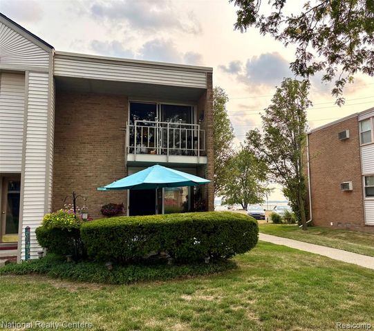 1669 Cass Lake Road D, Keego Harbor, MI 48320