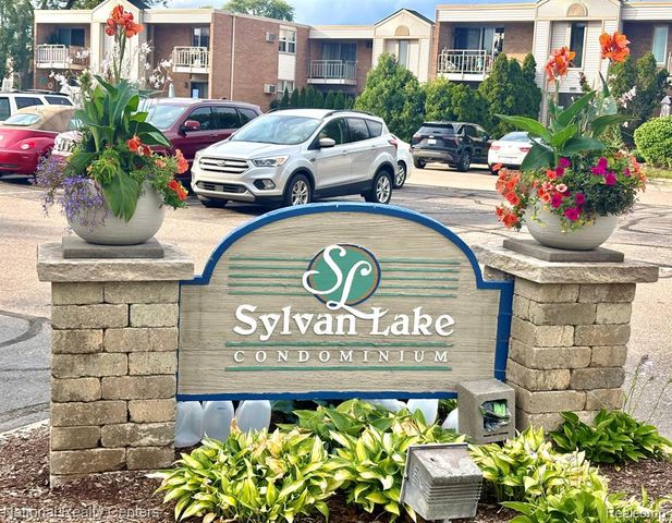 1669 Cass Lake Road D, Keego Harbor, MI 48320