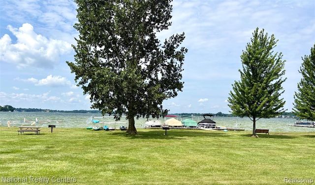 1669 Cass Lake Road D, Keego Harbor, MI 48320