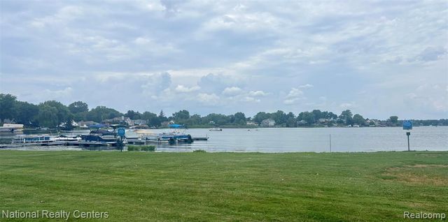 1669 Cass Lake Road D, Keego Harbor, MI 48320