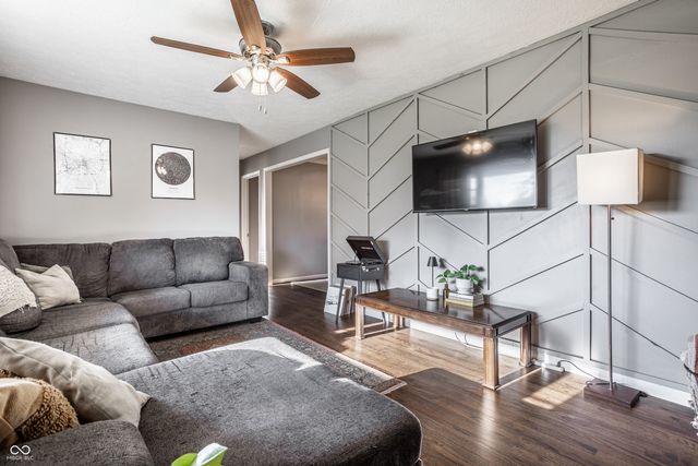 654 Sunset Boulevard, Greenwood, IN 46142