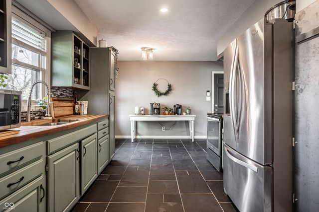 654 Sunset Boulevard, Greenwood, IN 46142