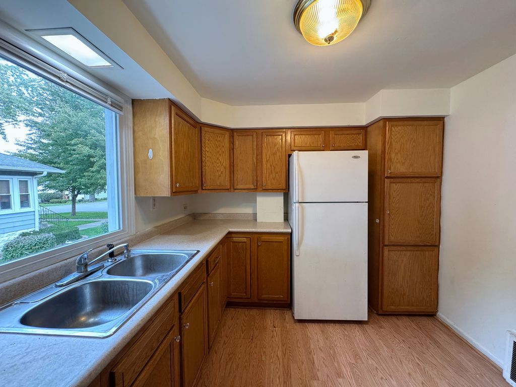 303 DAVISON Street, Joliet, IL 60433 — photo 4
