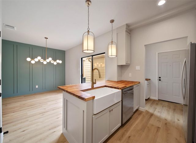 800 Country Place Drive 302, Houston, TX 77079