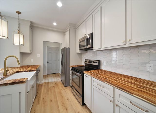 800 Country Place Drive 302, Houston, TX 77079