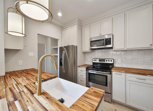 800 Country Place Drive 302, Houston, TX 77079