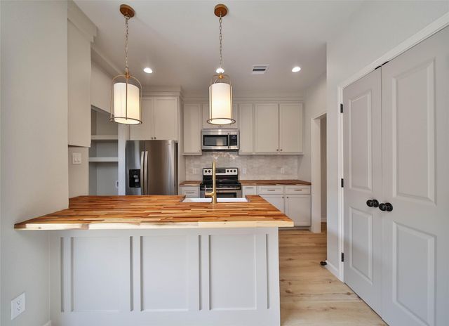 800 Country Place Drive 302, Houston, TX 77079