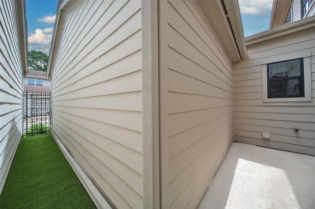 800 Country Place Drive 302, Houston, TX 77079