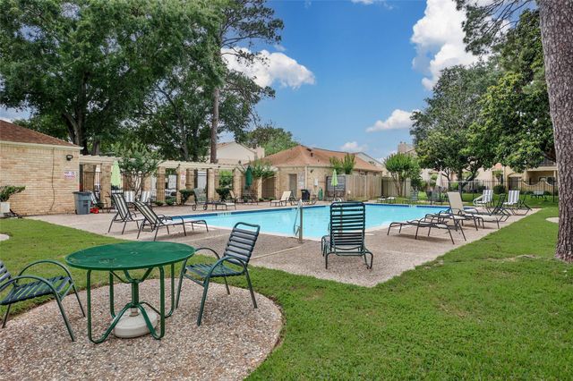 800 Country Place Drive 302, Houston, TX 77079