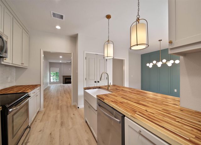 800 Country Place Drive 302, Houston, TX 77079