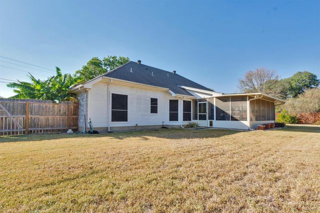 602 Leisurewoods DR, Buda, TX 78610