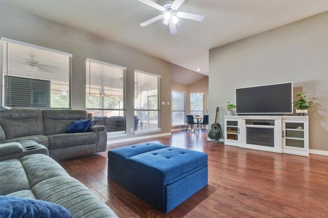 602 Leisurewoods DR, Buda, TX 78610