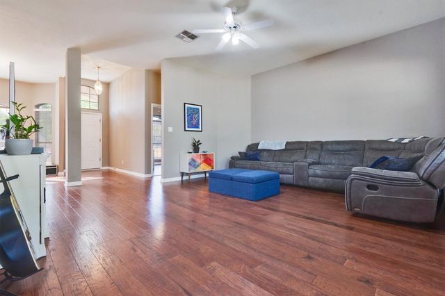 602 Leisurewoods DR, Buda, TX 78610