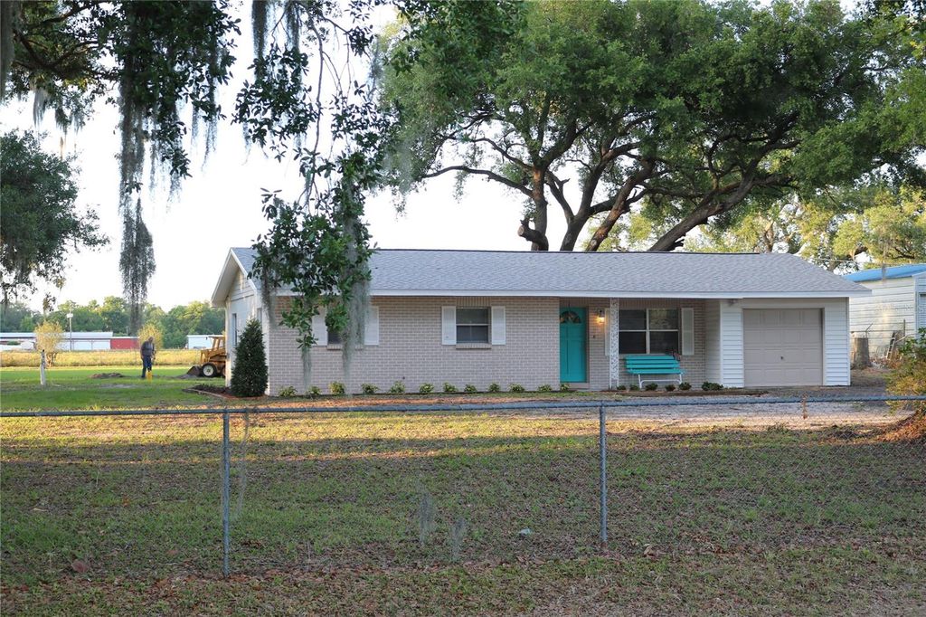 Image 2 of property listing at 4454 EDWARDS ROAD, Plant City, FL 33567