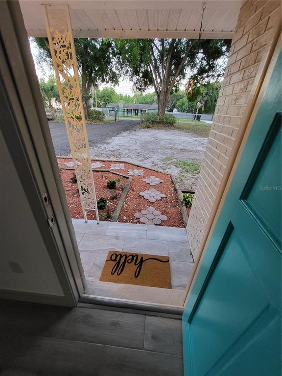 Image 11 of property listing at 4454 EDWARDS ROAD, Plant City, FL 33567