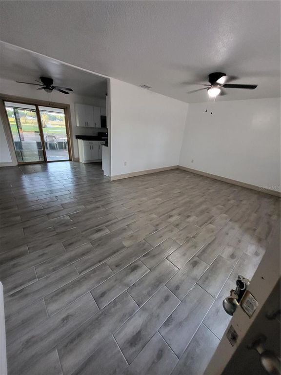 Image 12 of property listing at 4454 EDWARDS ROAD, Plant City, FL 33567