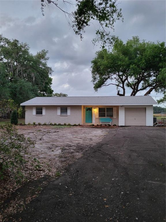 Image 4 of property listing at 4454 EDWARDS ROAD, Plant City, FL 33567