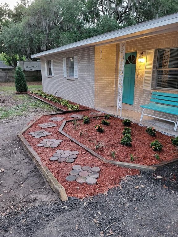 Image 5 of property listing at 4454 EDWARDS ROAD, Plant City, FL 33567