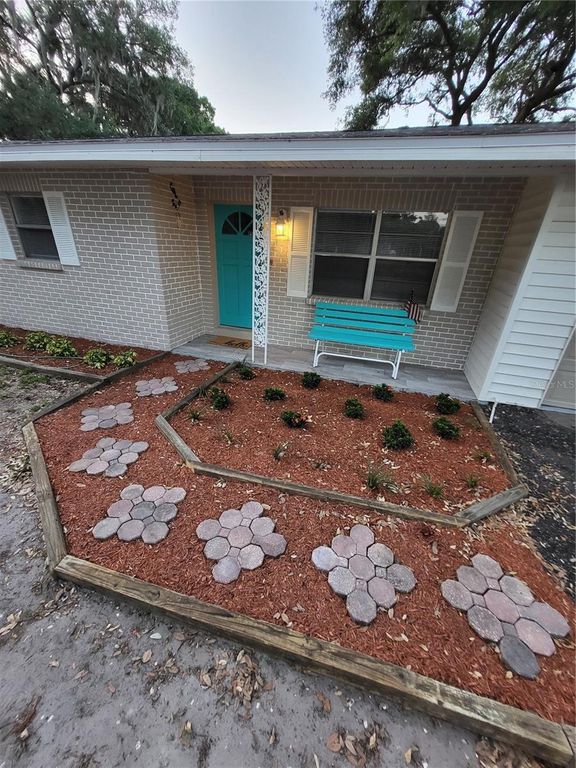 Image 6 of property listing at 4454 EDWARDS ROAD, Plant City, FL 33567