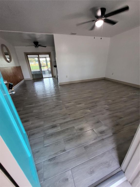 Image 8 of property listing at 4454 EDWARDS ROAD, Plant City, FL 33567