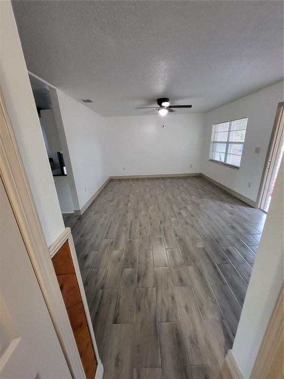 Image 9 of property listing at 4454 EDWARDS ROAD, Plant City, FL 33567