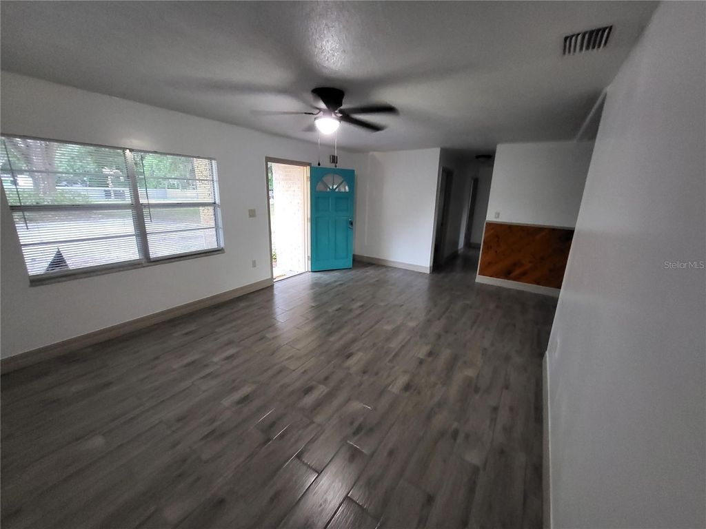 Image 10 of property listing at 4454 EDWARDS ROAD, Plant City, FL 33567