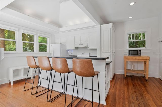 126 8TH AVENUE NE, St Petersburg, FL 33701