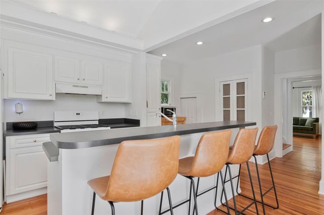 126 8TH AVENUE NE, St Petersburg, FL 33701