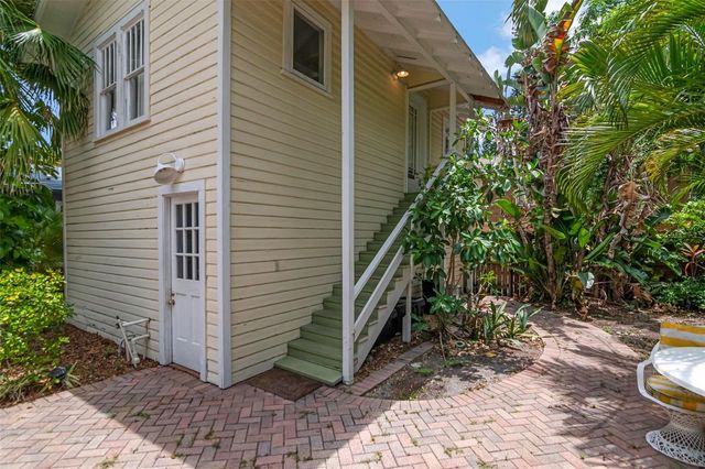 126 8TH AVENUE NE, St Petersburg, FL 33701