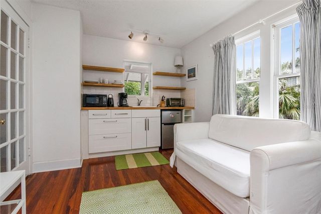 126 8TH AVENUE NE, St Petersburg, FL 33701