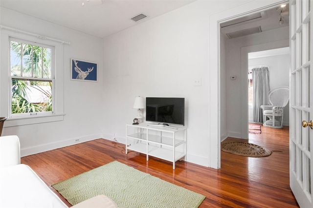 126 8TH AVENUE NE, St Petersburg, FL 33701
