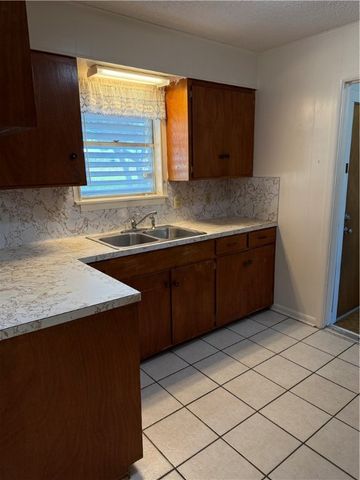 147 N 8th St, Aransas Pass, TX 78336