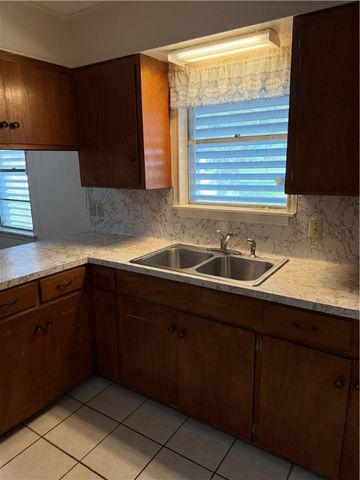 147 N 8th St, Aransas Pass, TX 78336