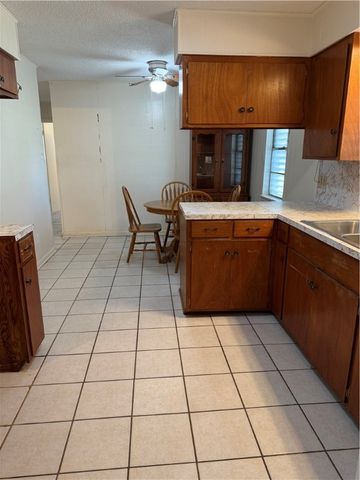 147 N 8th St, Aransas Pass, TX 78336