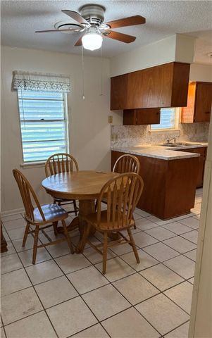 147 N 8th St, Aransas Pass, TX 78336