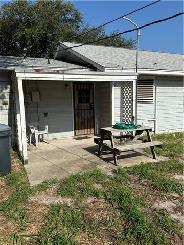 147 N 8th St, Aransas Pass, TX 78336